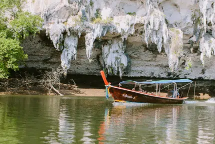 Mit Longtailboot durch den Nationalpark Ao Phang Nga. 