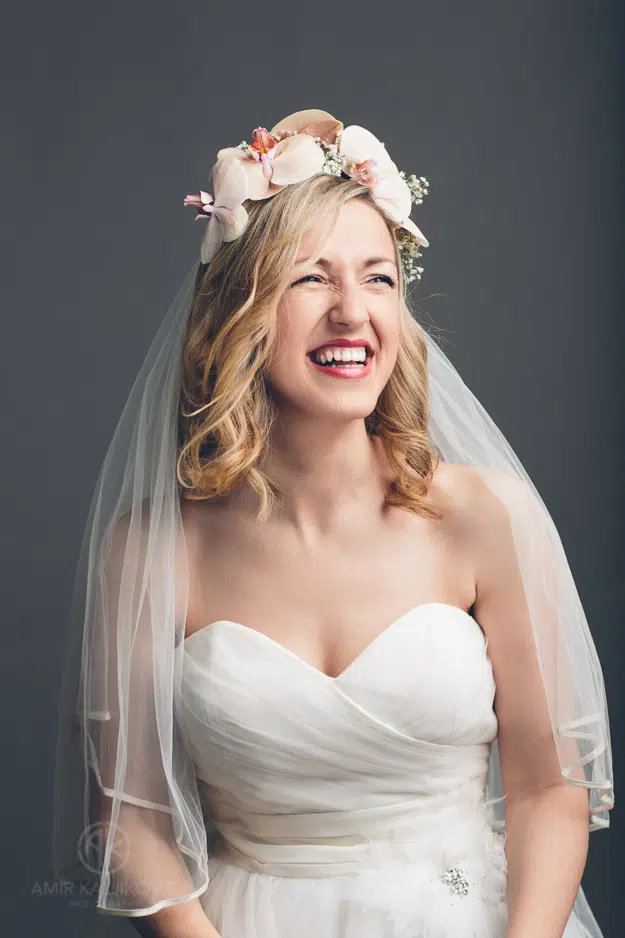 Lachende glückliche Braut