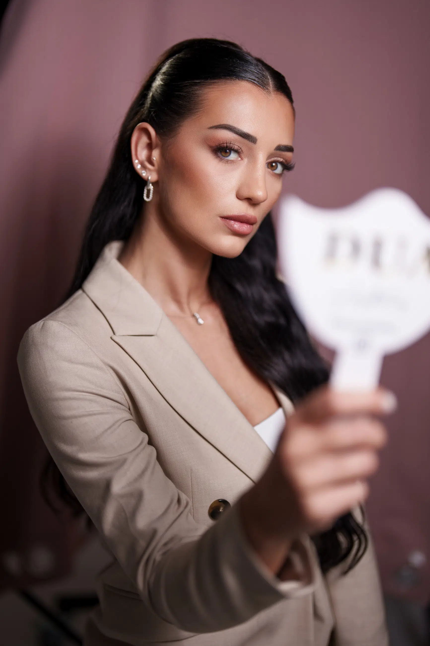 Beauty und Social Media Portrait Shooting – Nora & Selina – by Amir Kaljikovic – Make Up by Biljana Nikolic – Billy Makeup Acadamy Portraits für Social Media. Make Up by Billy Makup Acadamy, Biljana Nikolic. Fotograf Amir Kaljikovic im Studio 7 in Salzburg