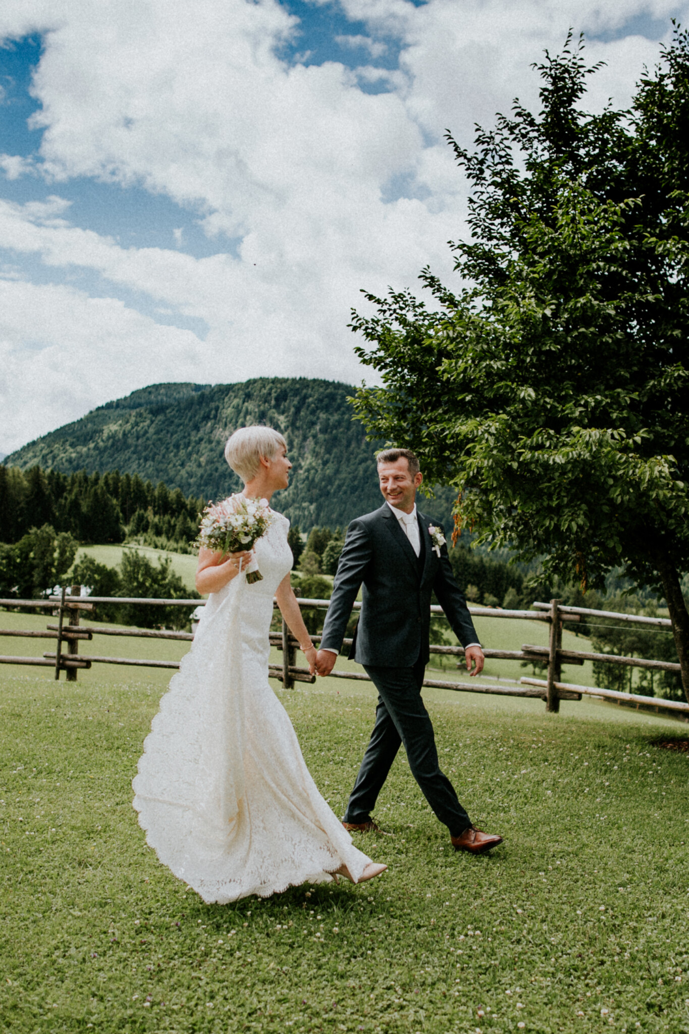 Brautpaarshooting am Winterstellgut. Brautpaar spaziert im Garten vom Winterstellgut, im Hintergrund die Berge und ein tolles Wolkenpannorama. » Amir Kaljikovic Photography Brautpaarshooting am Winterstellgut. Brautpaar spaziert im Garten vom Winterstellgut, im Hintergrund die Berge und ein tolles Wolkenpannorama.