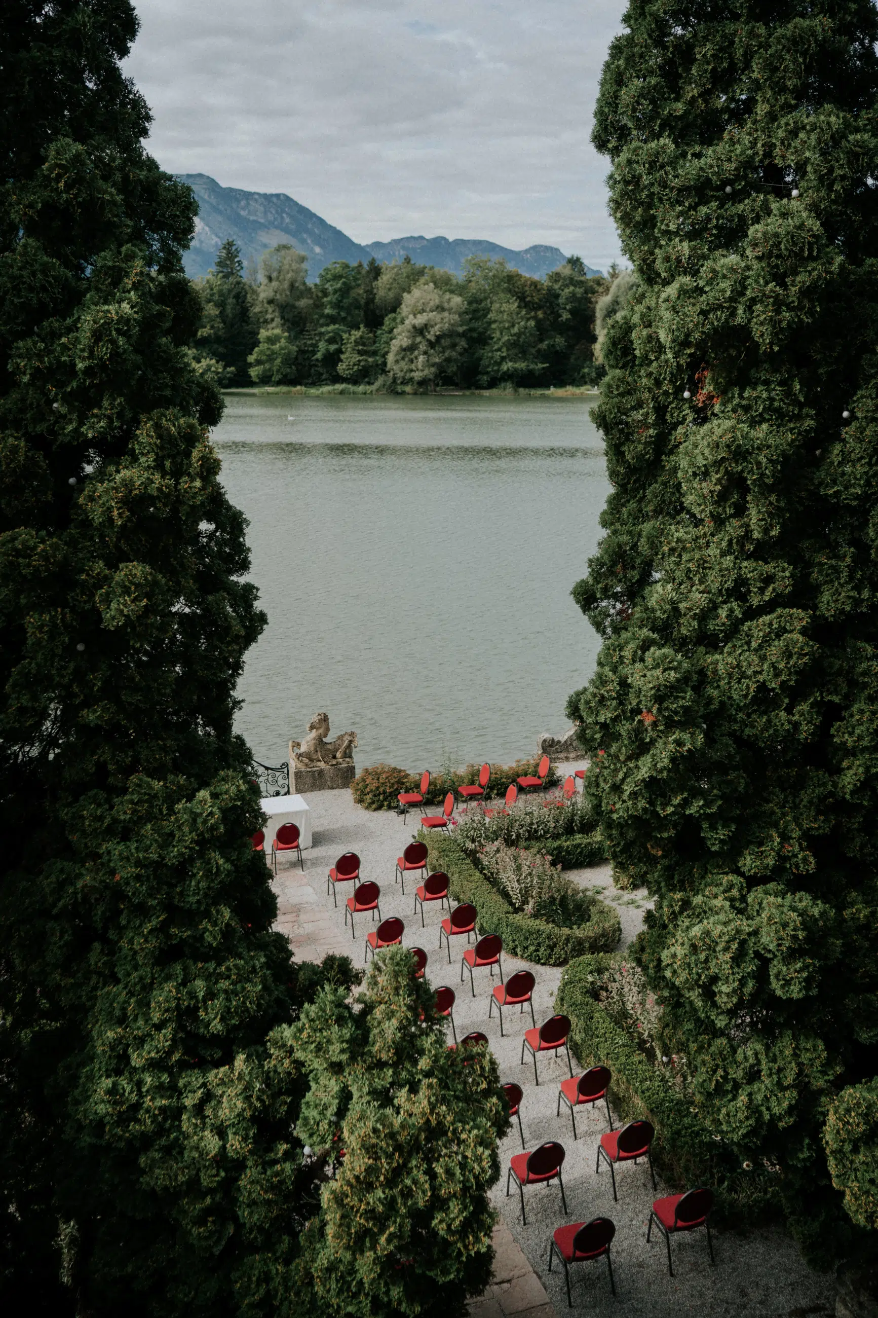 Hochzeit im Schloss Leopoldskron Salzburg. Ansicht über den Garten zum Leopolkdskroner Weiher vom Balkon aus.