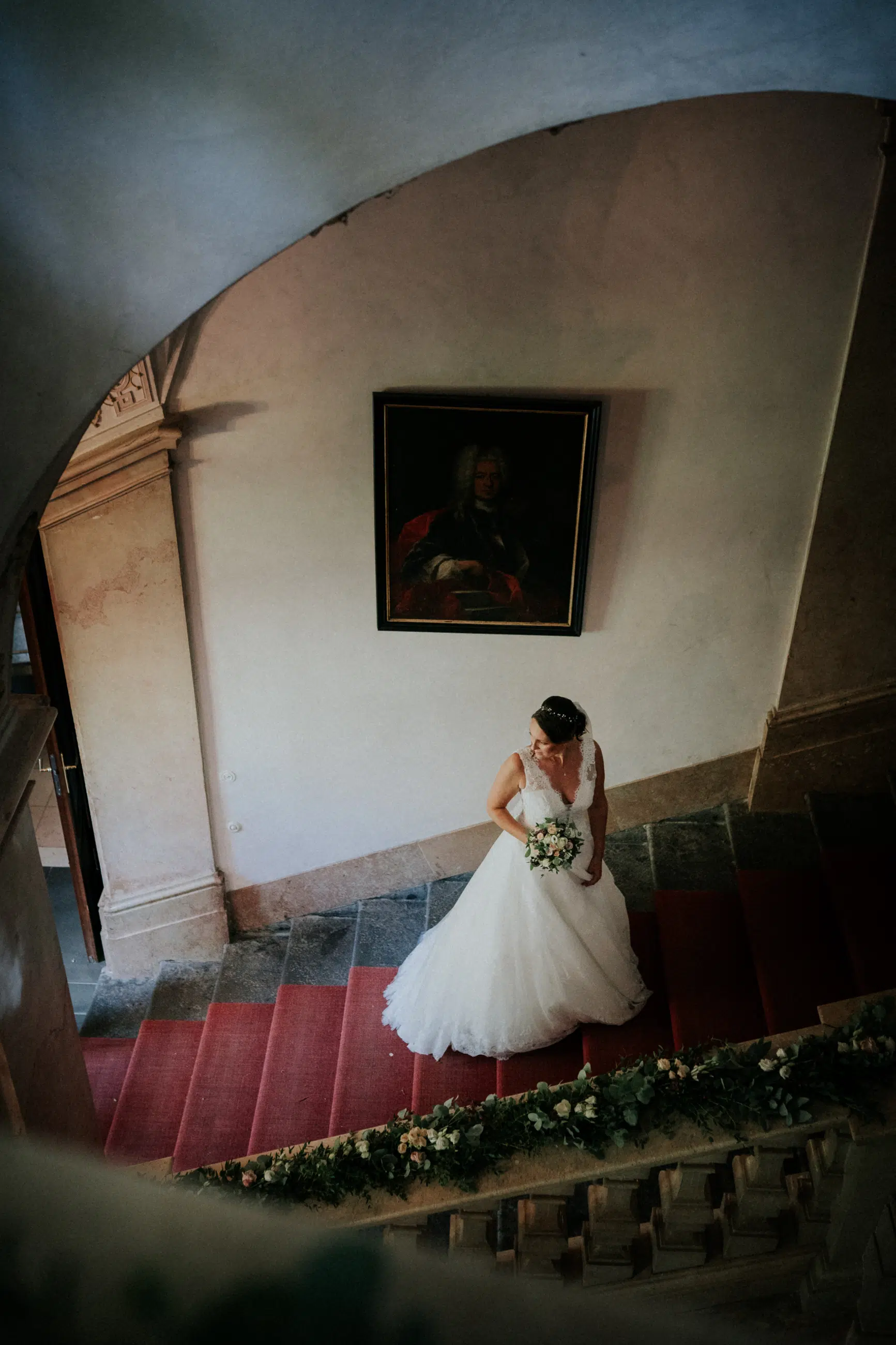 Braut Patrizia auf der imposanten Treppe im Schloss Leopolkdskron.
