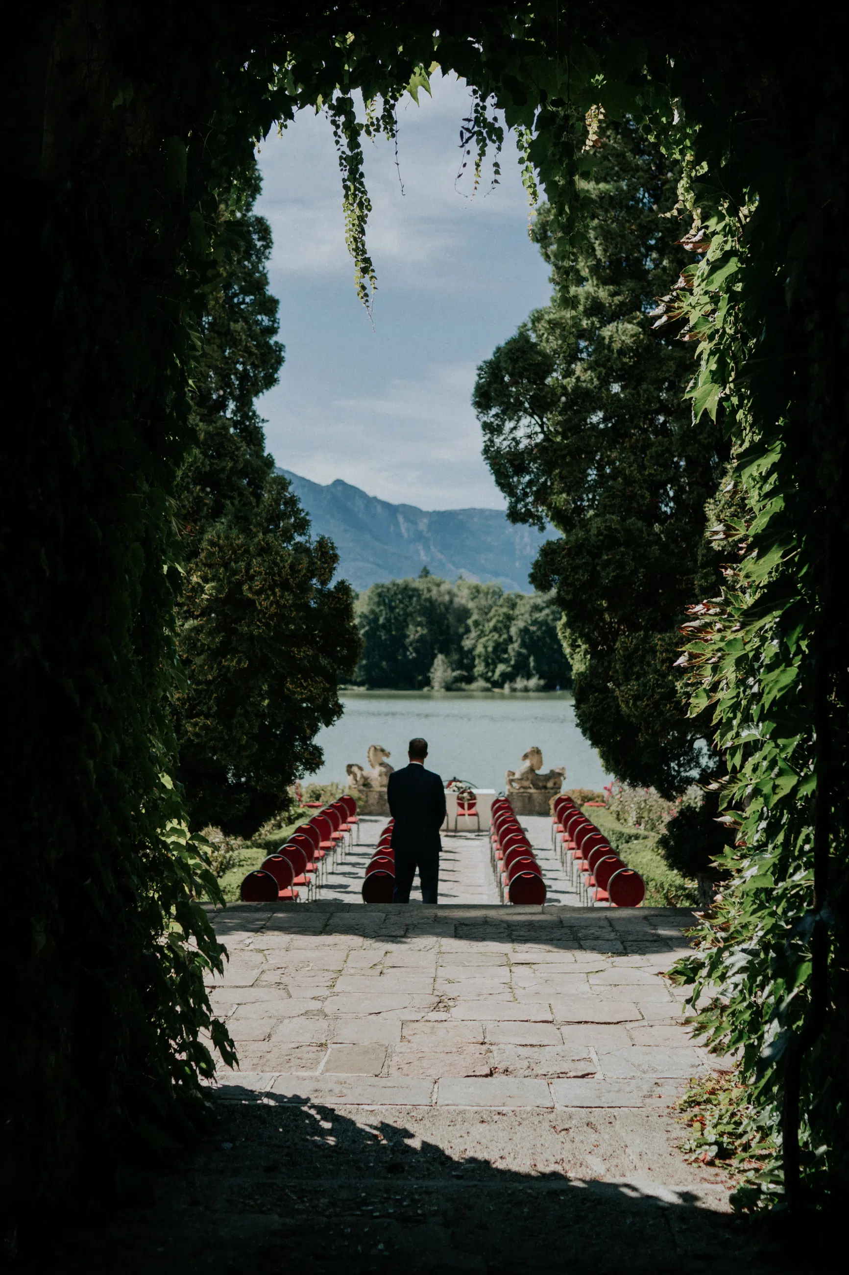 Bräutigam wartet auf der Treppe zum Garten im Schloss Leopolkdskron in Salzburg auf deine Braut für den First Look
