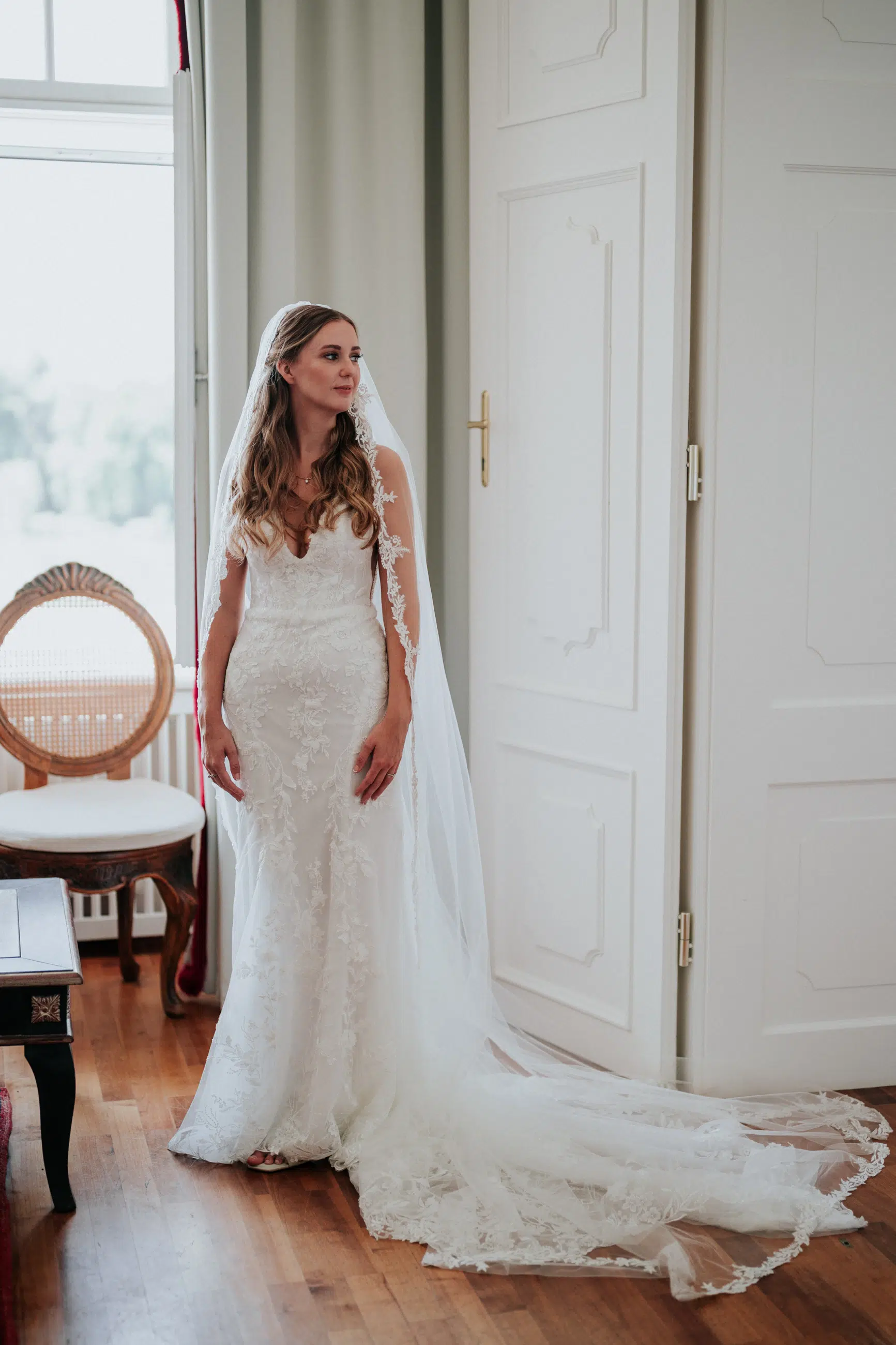 Elegante Braut beim Getting Ready im Schloss Leopolskdron