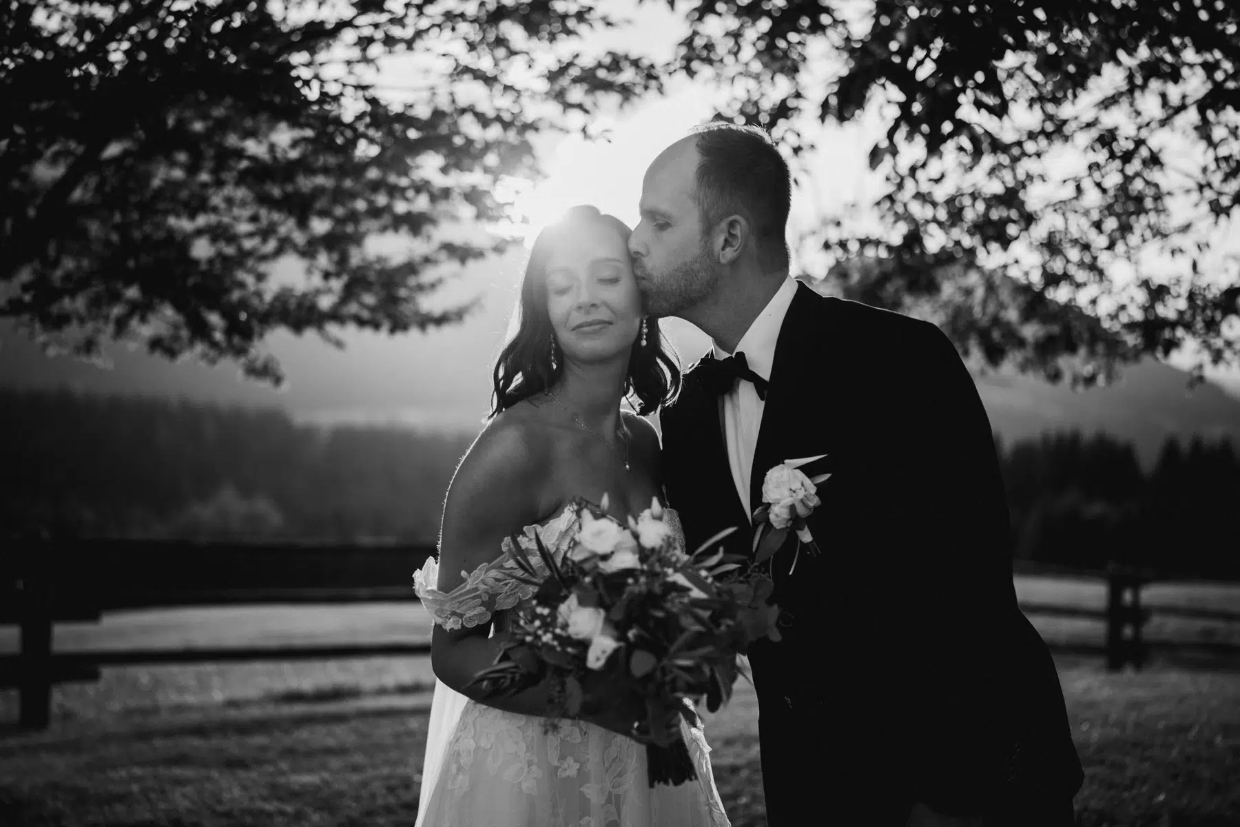 Hochzeitsfotografie im Winterstellgut Brautpaar Franzi und Jonas mit Alpenkulisse