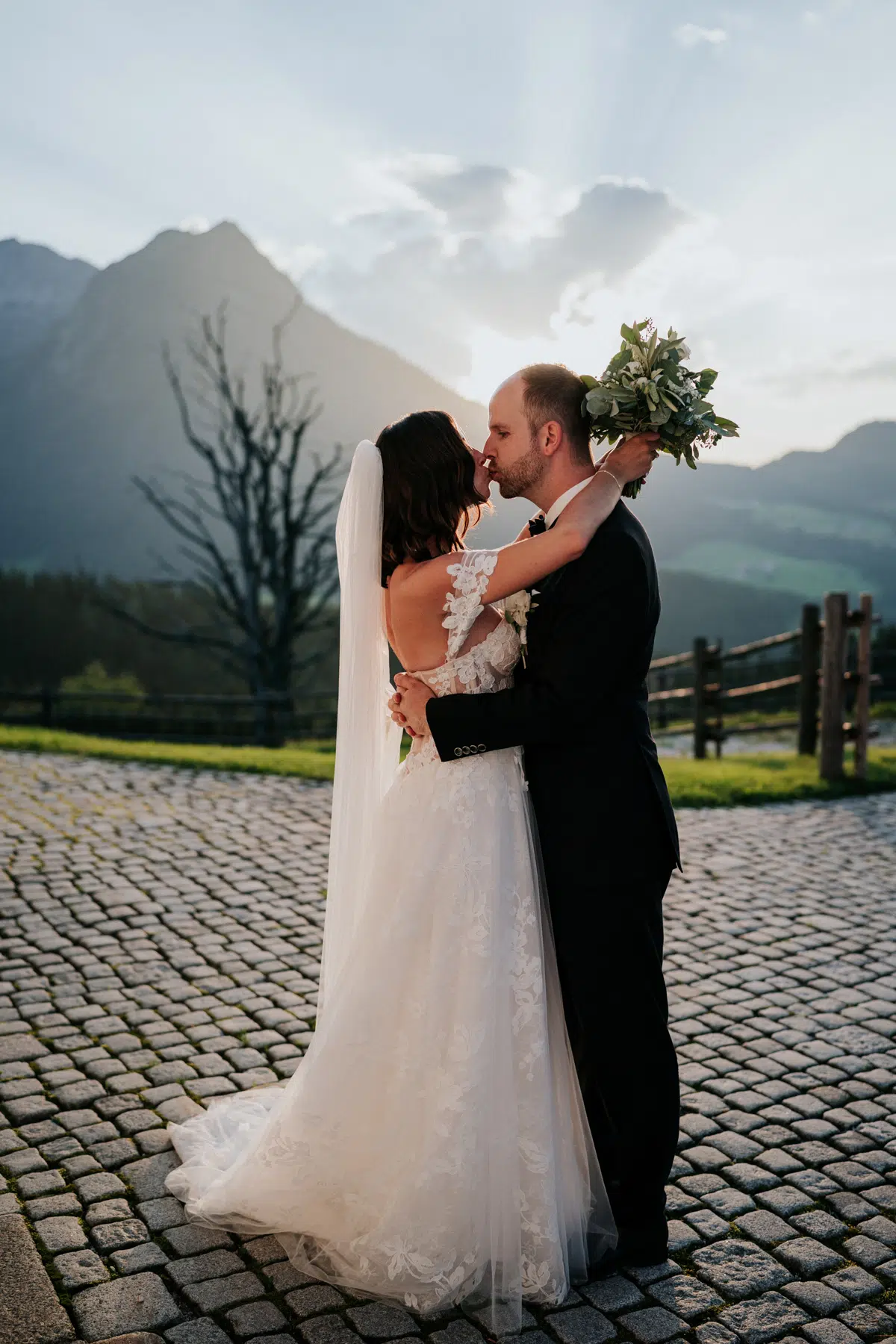 Hochzeitsfotografie im Winterstellgut Brautpaar Franzi und Jonas mit Alpenkulisse