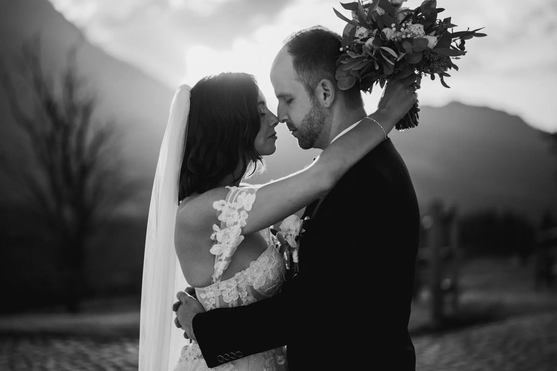 Intimes Hochzeitsportrait im Winterstellgut Braut und Bräutigam Schwarz Weiß