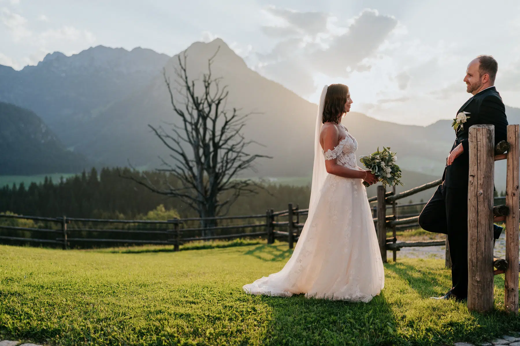 Umwerfende Hochzeitsfotos bei Sonnenuntergang am Winterstellgut in Annaberg