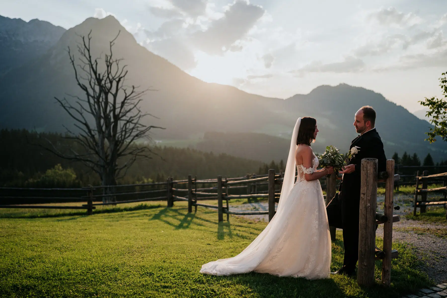 Hochzeit Winterstellgut Brautpaar Portrait Franzi und Jonas in den Salzburger Bergen