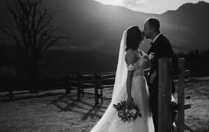 Hochzeitsfotografie im Winterstellgut Brautpaar Franzi und Jonas mit Alpenkulisse