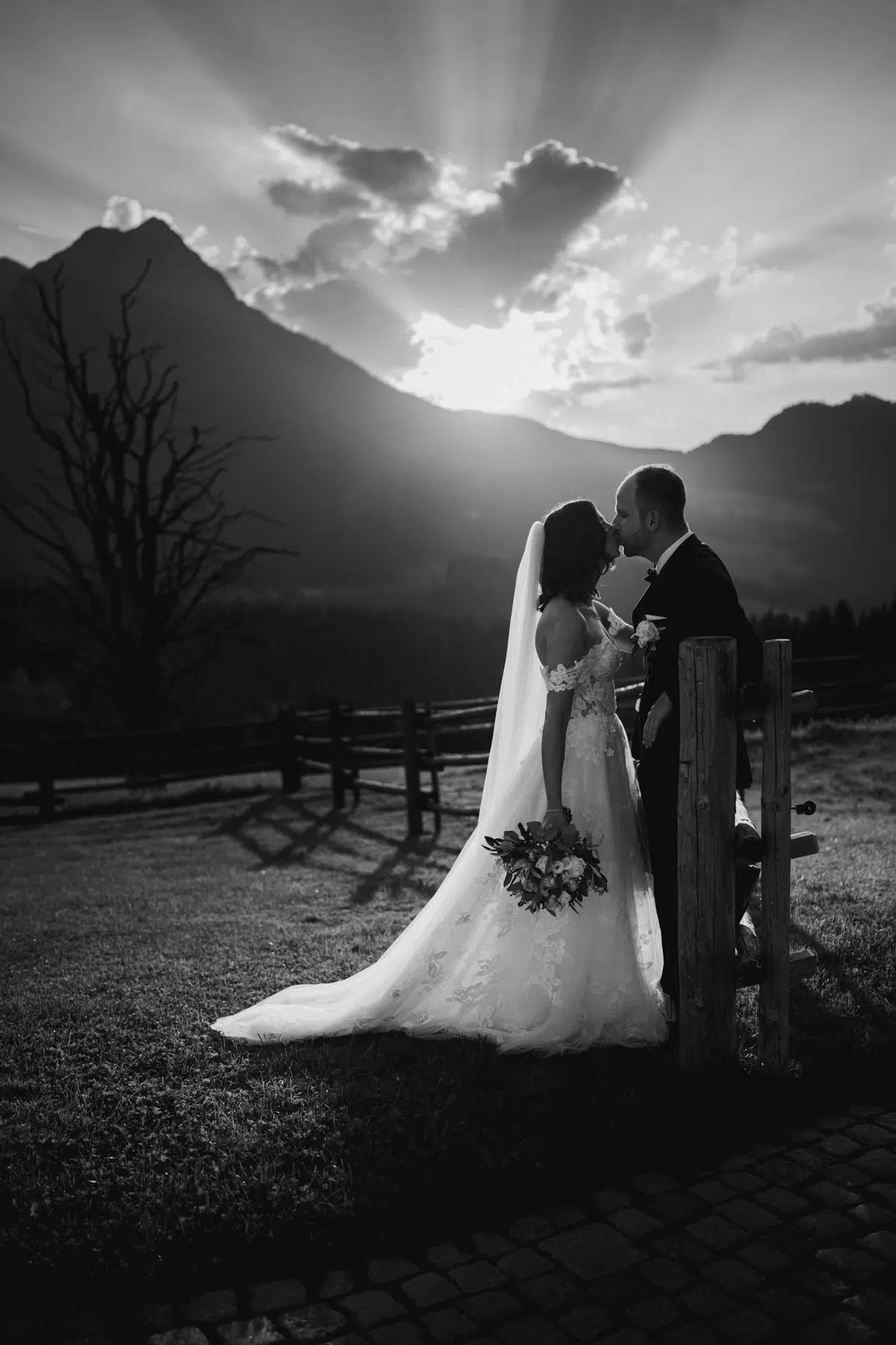 Hochzeitsfotografie im Winterstellgut Brautpaar Franzi und Jonas mit Alpenkulisse