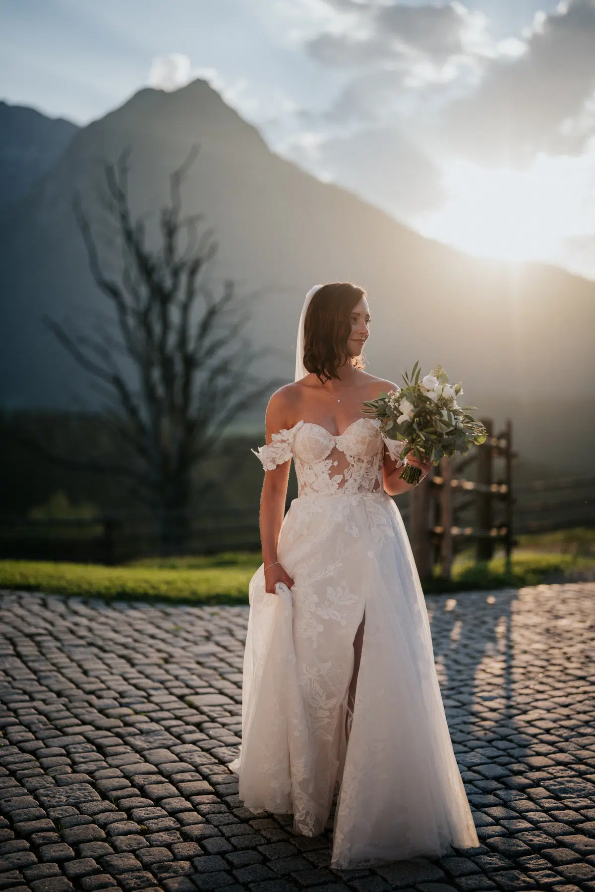 Sonnenuntergang Hochzeitsfotos am Winterstellgut von Franzi und Jonas fotografiert von Amir Kaljikovic