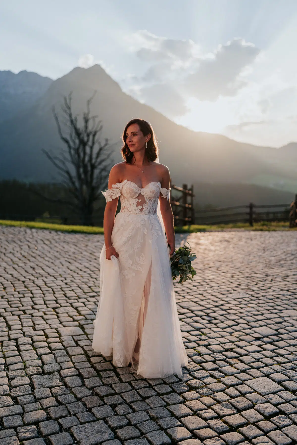 Sonnenuntergang Hochzeitsfotos am Winterstellgut von Franzi und Jonas fotografiert von Amir Kaljikovic