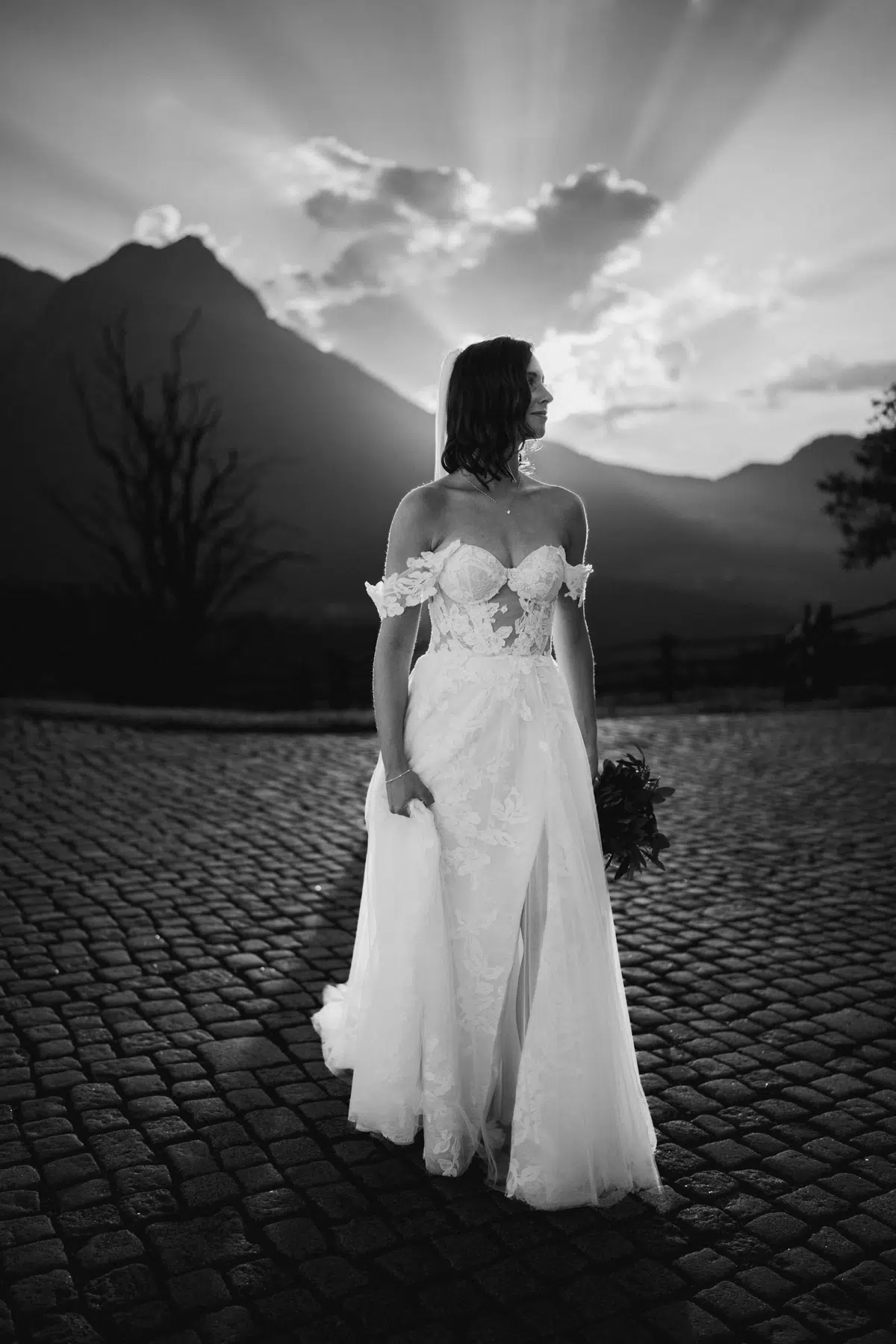 Epische Sonnenuntergang Hochzeitsfotos am Winterstellgut von Franzi und Jonas fotografiert von Amir Kaljikovic