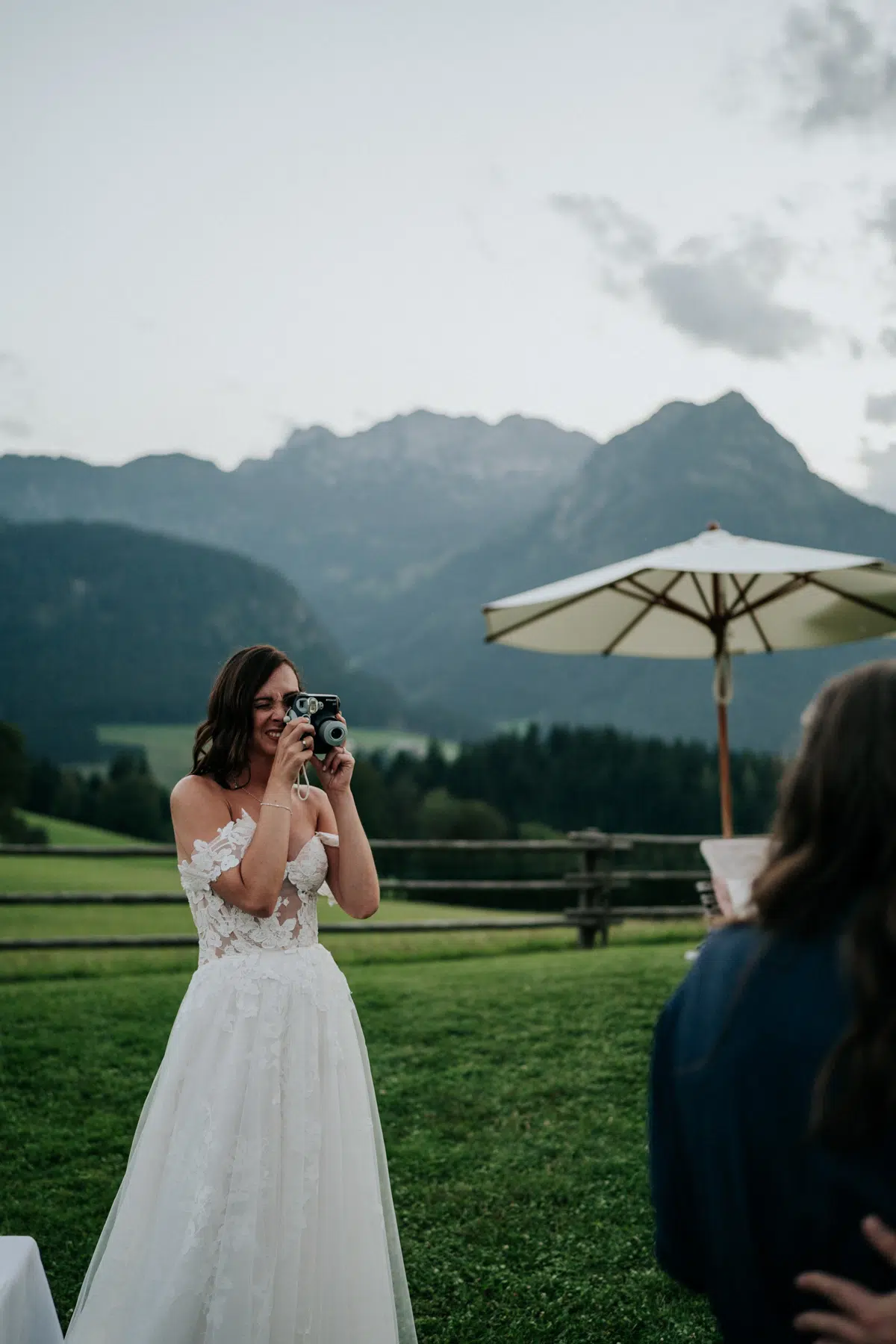 Braut mit Polaroidkamera am Winterstellgut in Annaberg