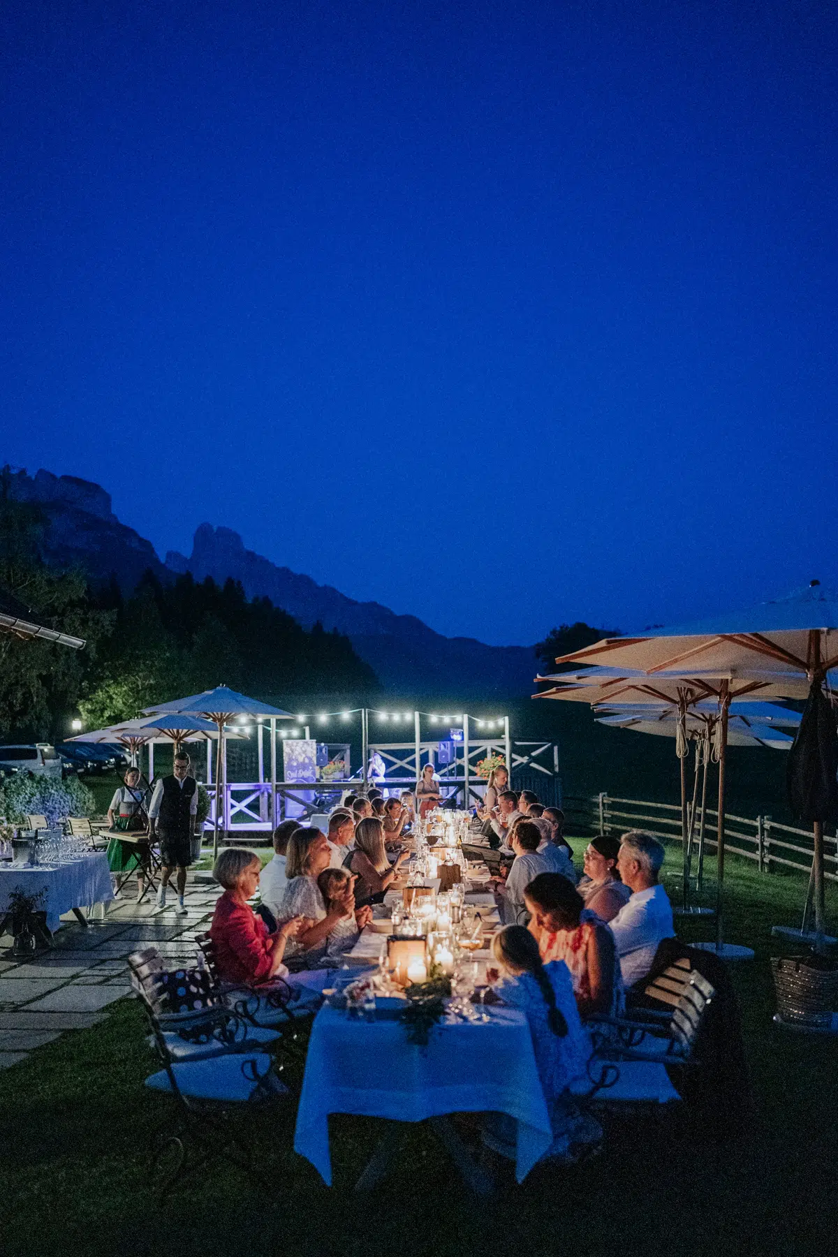 Hochzeitsessen draußen bei Sonnenuntergang am Winterstellgut