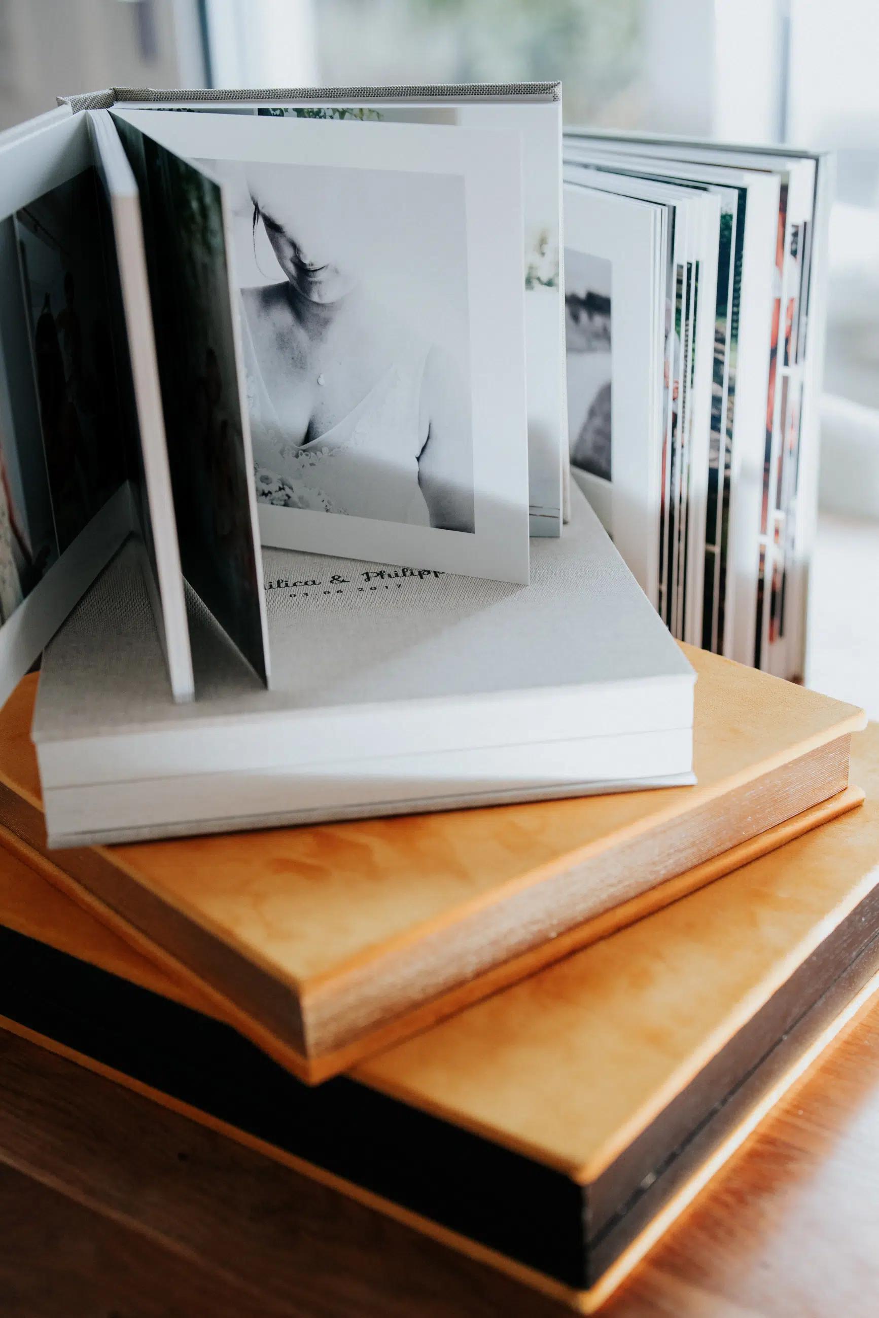 Exklusives Hochzeitsalbum mit hochwertigem Einband und liebevoller Gestaltung fuer anspruchsvolle Paare