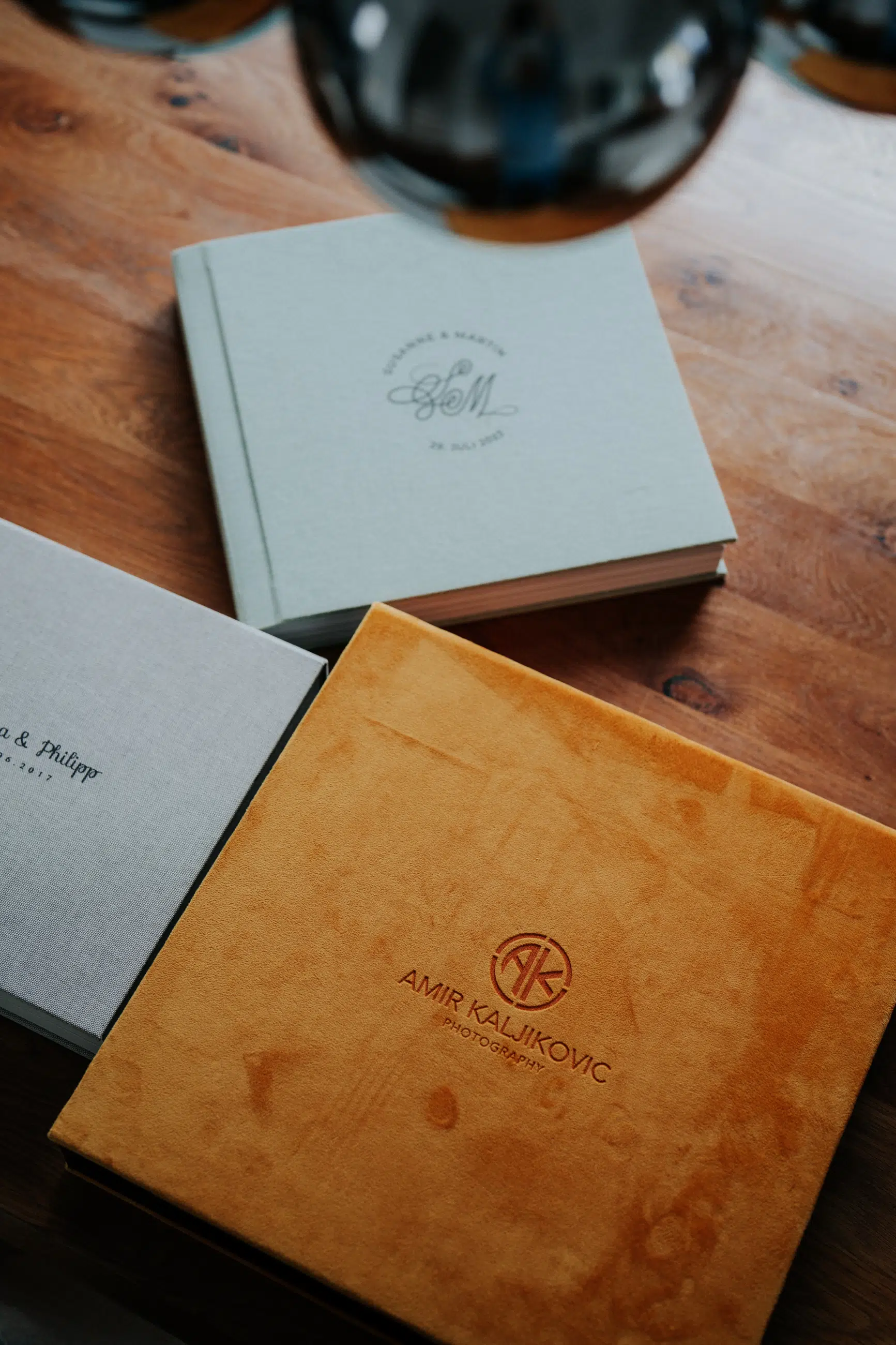 Hochwertiges Hochzeitsalbum mit Leineneinband und Praegung von Amir Kaljikovic fuer zeitlose Hochzeitserinnerungen