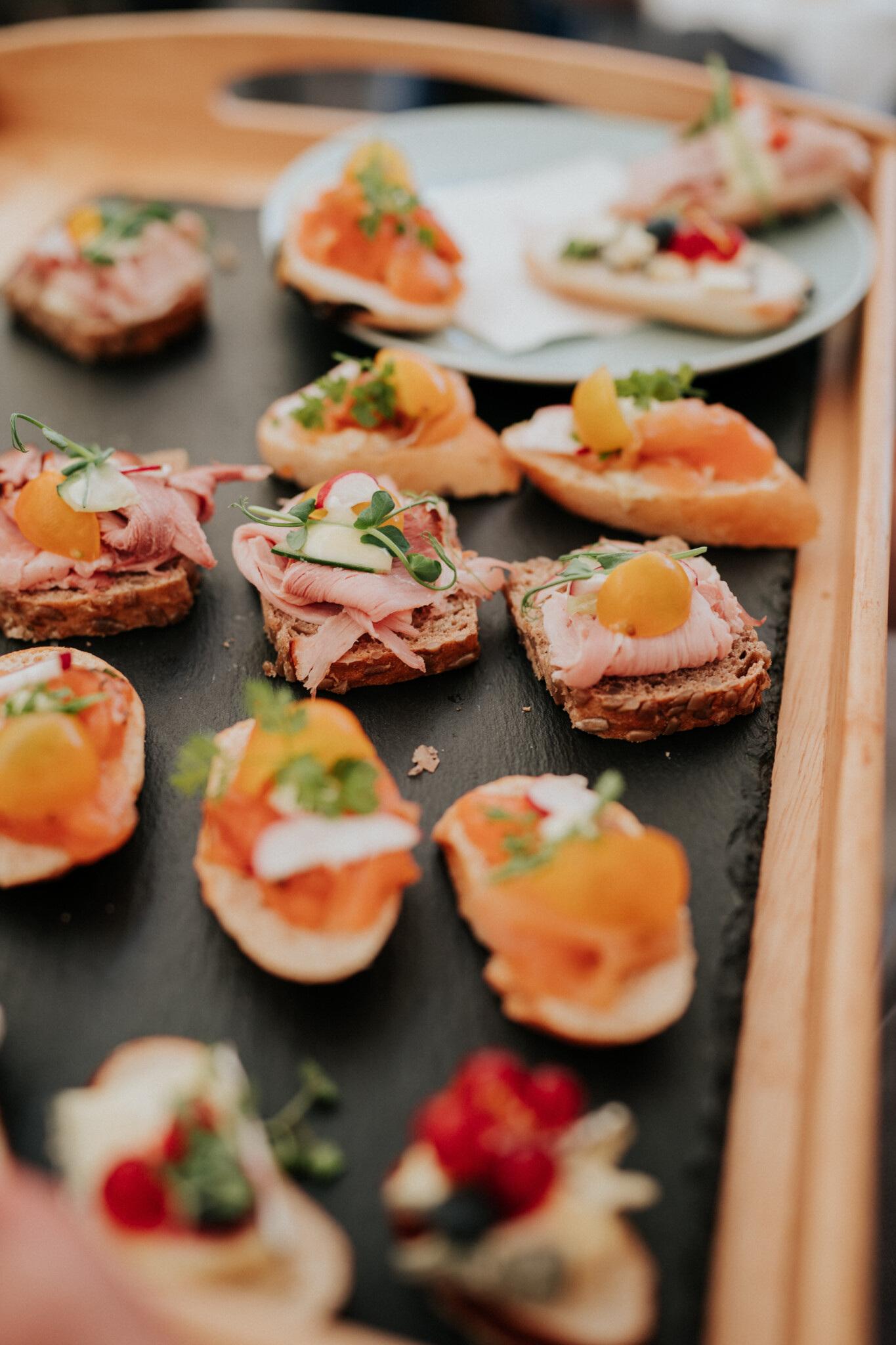 Hochzeit Rochelle und Akos – Schloss Mattsee – by Amir Kaljikovic Schloss Mattsee Häpchen für Agape