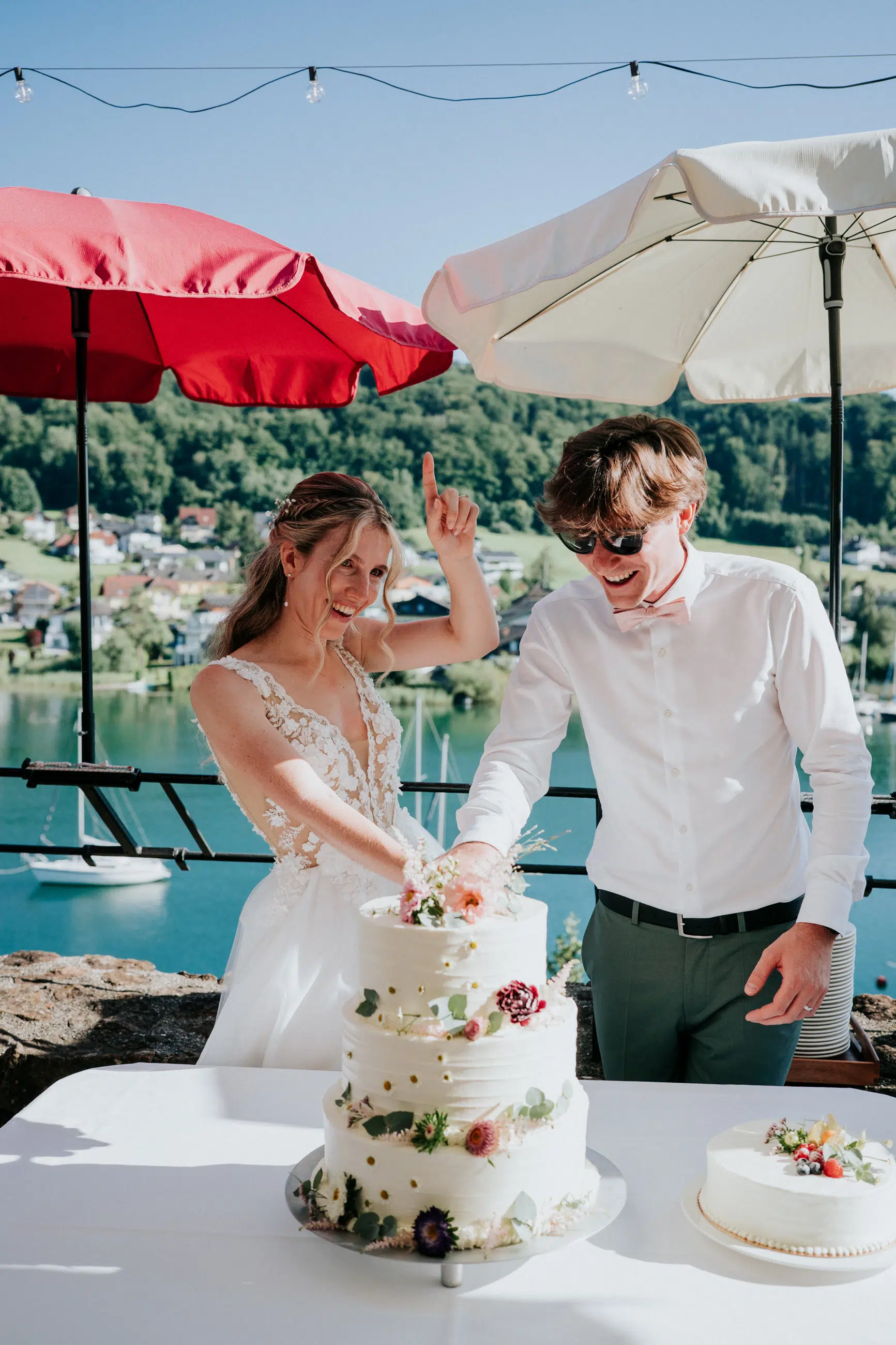 Hochzeit Rochelle und Akos – Schloss Mattsee – by Amir Kaljikovic Hochzeitstorte anschneiden am Schloss Mattsee