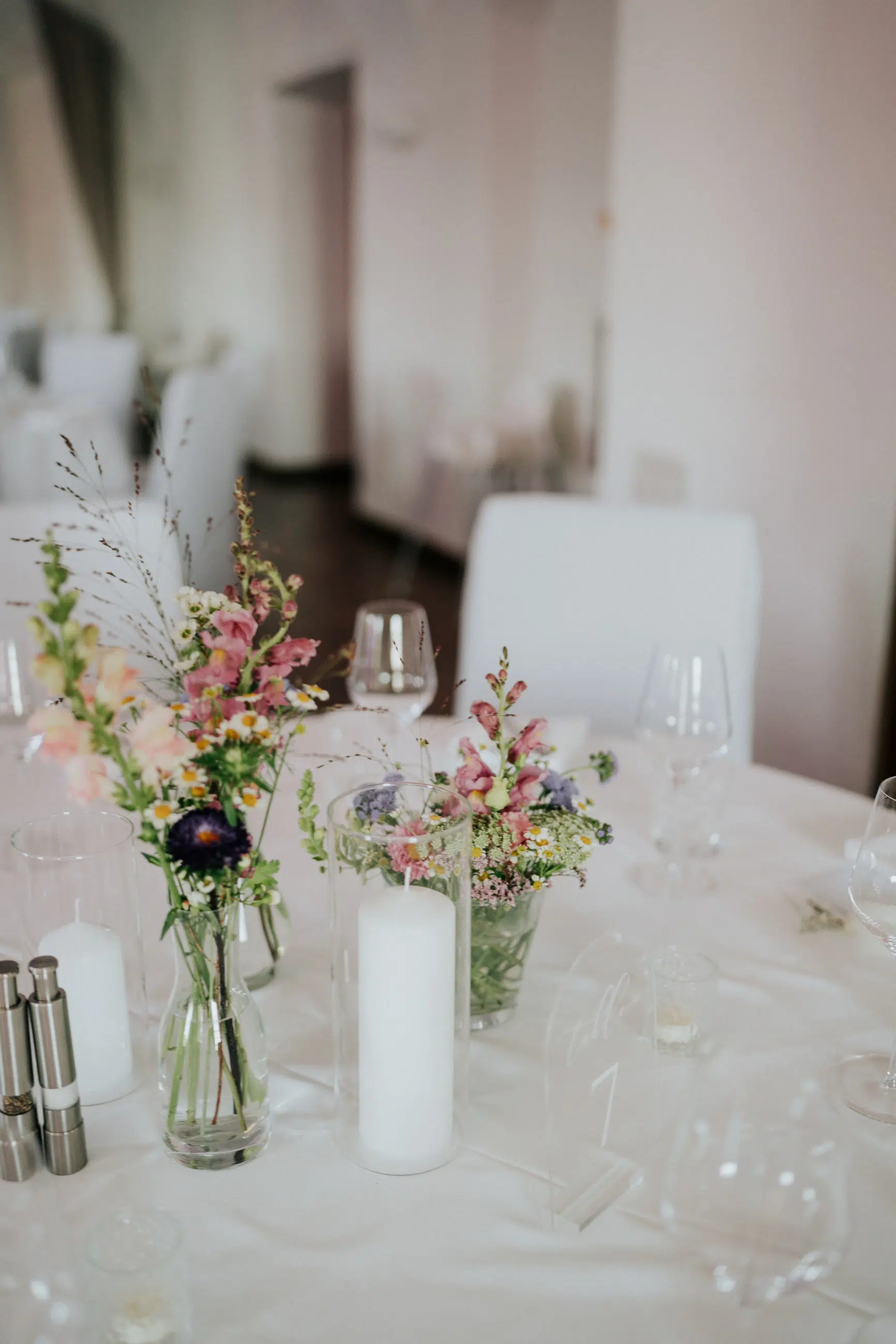 Hochzeit Rochelle und Akos – Schloss Mattsee – by Amir Kaljikovic Schloss Mattsee Hochzeitsdeko