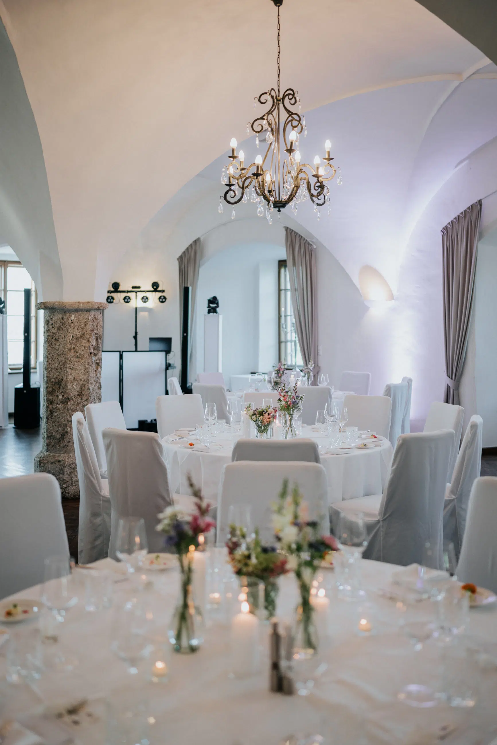 Hochzeit Rochelle und Akos – Schloss Mattsee – by Amir Kaljikovic Schloss Mattsee Gewölbe für Hochzeiten