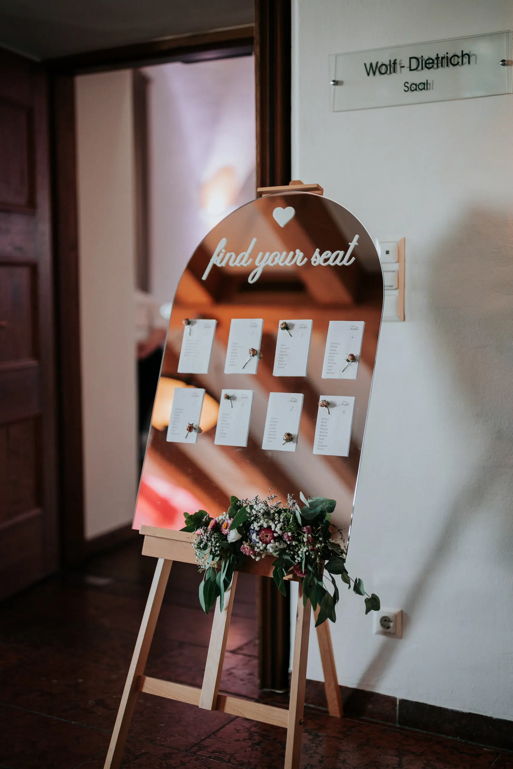 Hochzeit Rochelle und Akos – Schloss Mattsee – by Amir Kaljikovic Hochzeitsdekoration am Schloss Mattsee