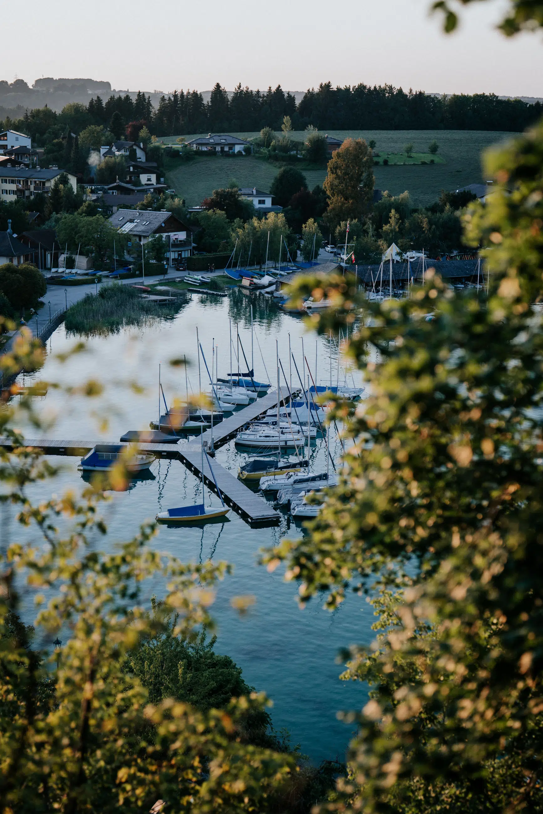 Hochzeit Rochelle und Akos – Schloss Mattsee – by Amir Kaljikovic Blick über den See am Schloss Mattsee