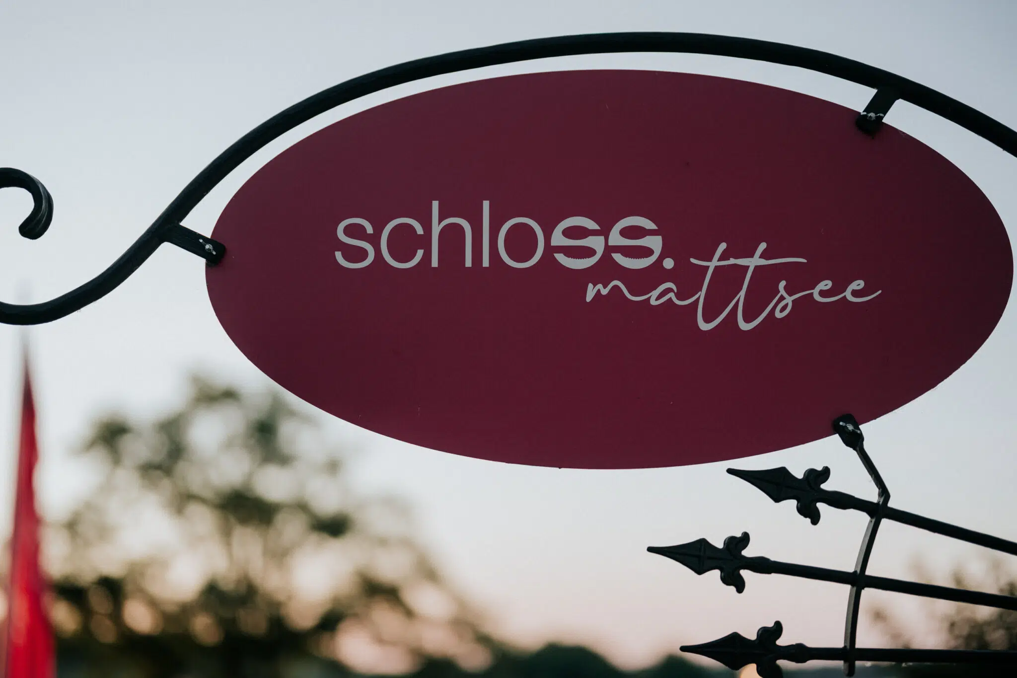 Hochzeit Rochelle und Akos – Schloss Mattsee – by Amir Kaljikovic Schloss Mattsee Schild