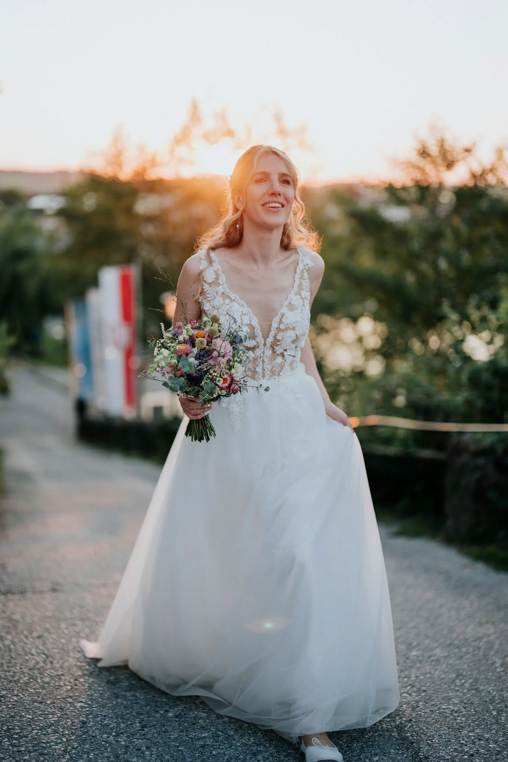 Hochzeit Rochelle und Akos – Schloss Mattsee – by Amir Kaljikovic Braut vor einem Sonnenuntergang am Schloss Mattsee