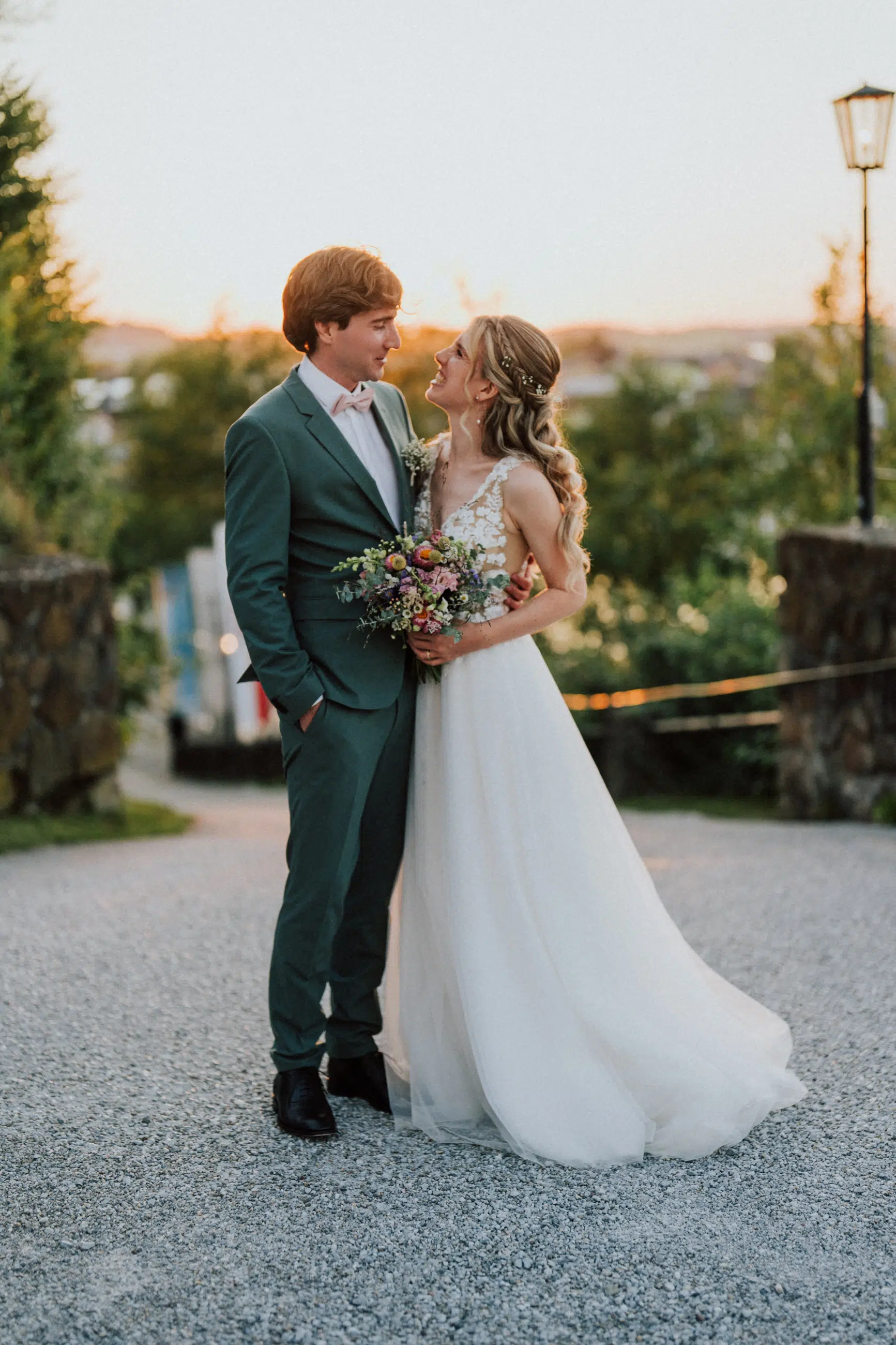 Hochzeit Rochelle und Akos – Schloss Mattsee – by Amir Kaljikovic Brautpaar beim Sonnenuntergang Shooting am Schloss Mattsee