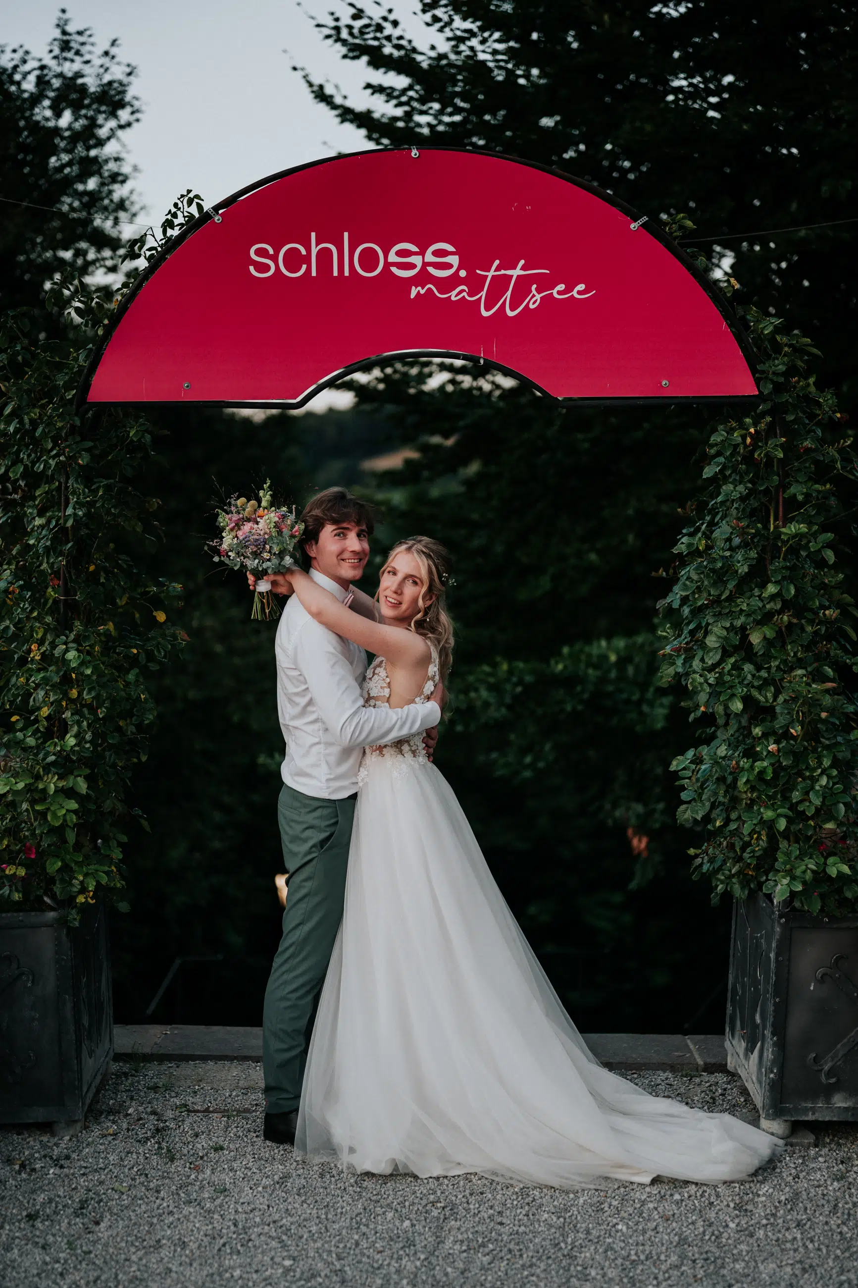 Hochzeit Rochelle und Akos – Schloss Mattsee – by Amir Kaljikovic Brautpaar am Schloss Matsee