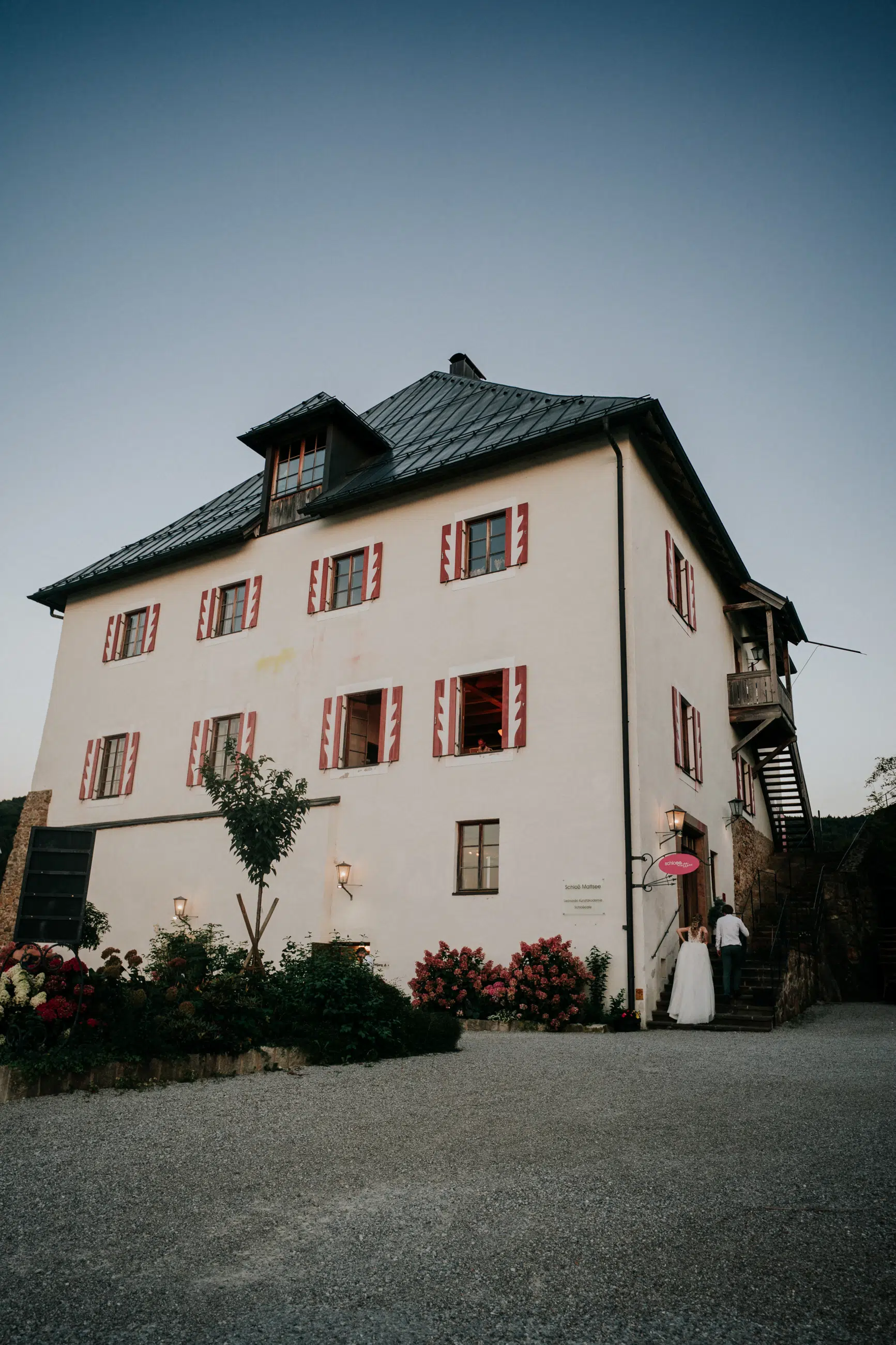 Hochzeit Rochelle und Akos – Schloss Mattsee – by Amir Kaljikovic Außenansicht Schloss Mattsee