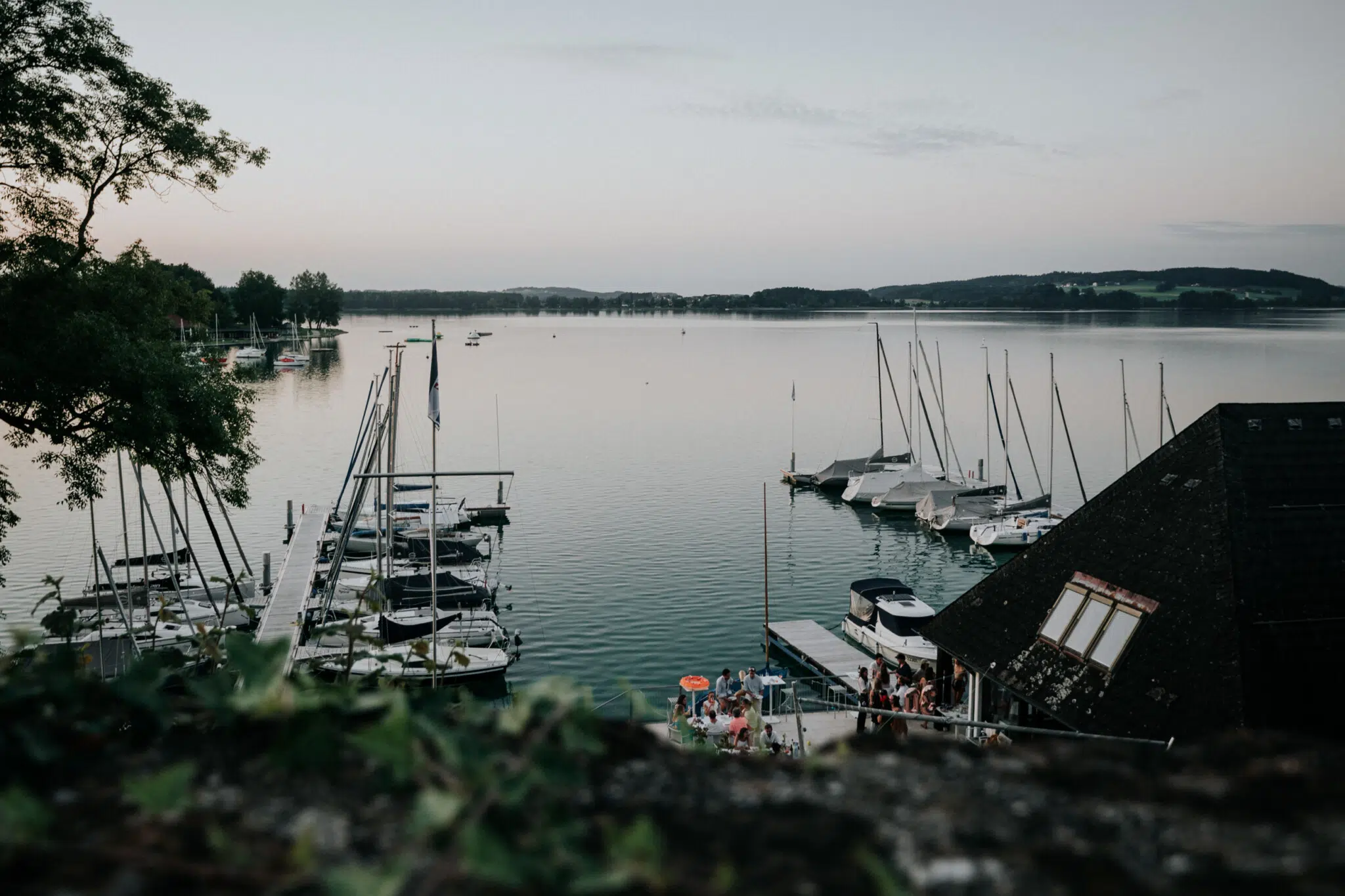 Hochzeit Rochelle und Akos – Schloss Mattsee – by Amir Kaljikovic Blick über den Mattse vom Schloss Mattsee aus gesehen